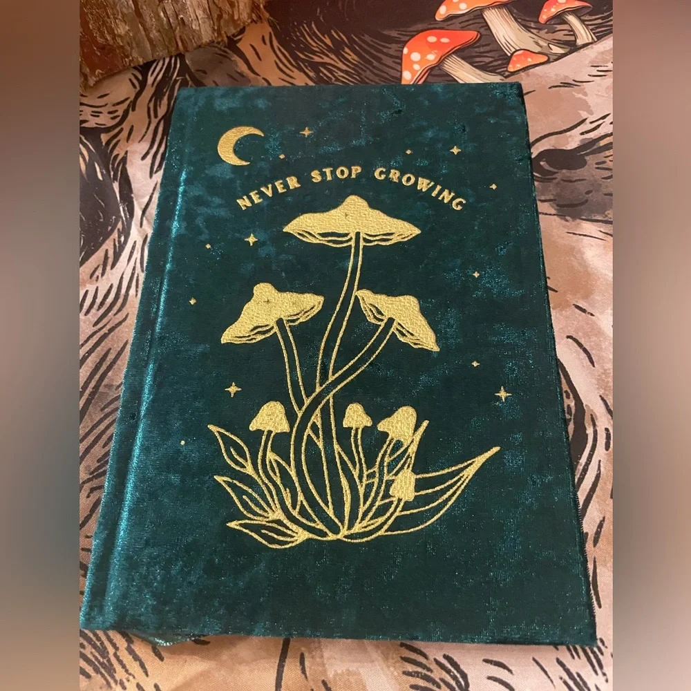 NWOT ECCOLO Green Velvet Mushroom Covered NEVER STOP GROWING Journal